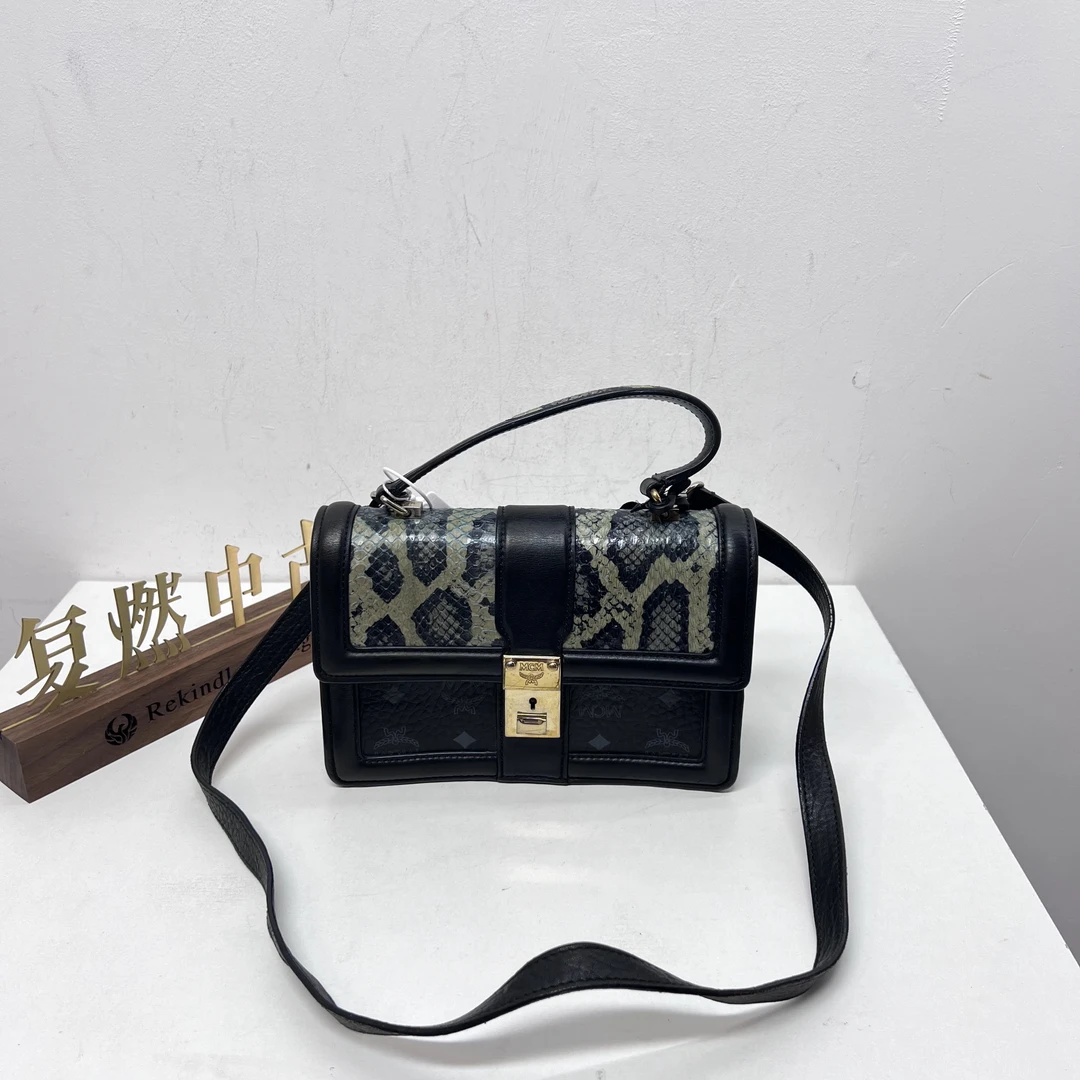 95新 MCM 复燃精选/MCM 黑色蛇皮邮差斜挎包
