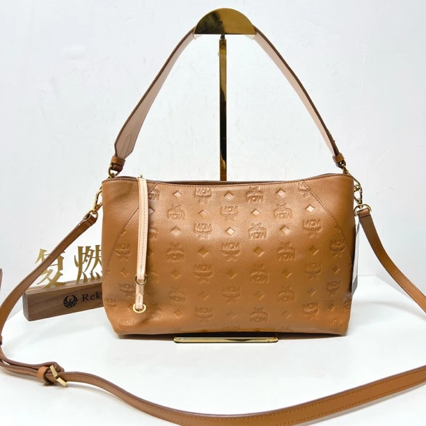 95新 MCM 复燃精选/MCM 焦糖色压纹斜挎包