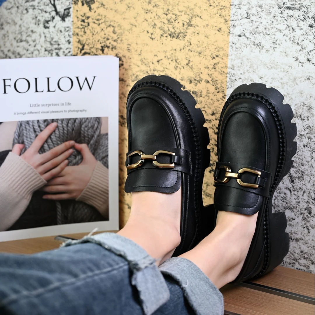 6020新款时尚百搭软底真皮乐福鞋女马蹄扣圆头厚底乐福鞋小个子