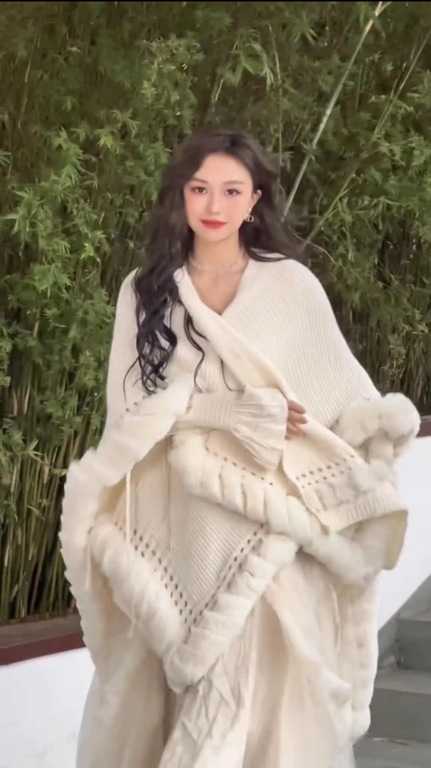 今年时髦的披肩女款爆款2024新款毛毛纯色针织斗篷外套秋冬网红