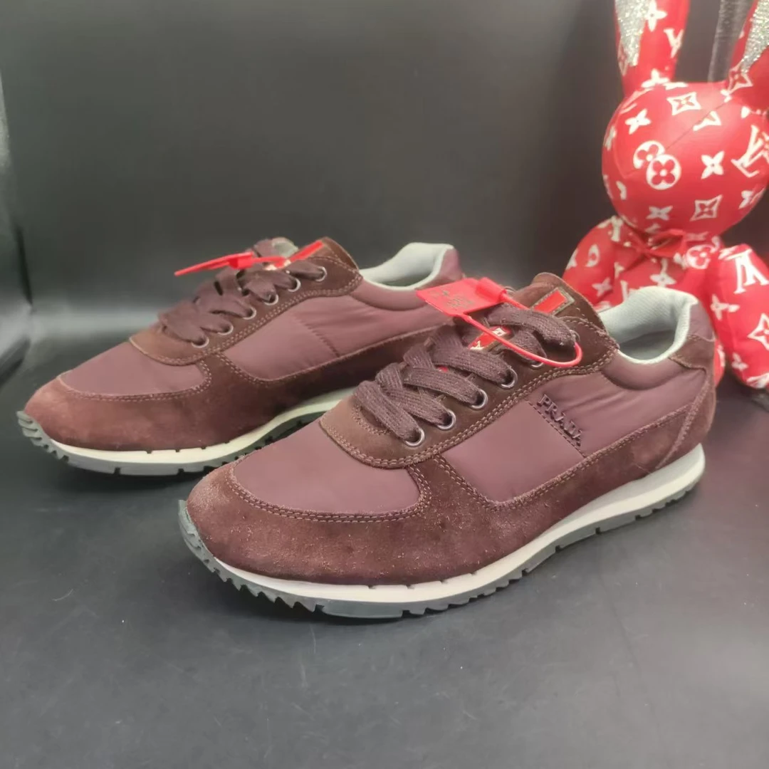 【147折扣】Prada/普拉达 40欧码 经典红色麂皮拼接舒适板鞋正品