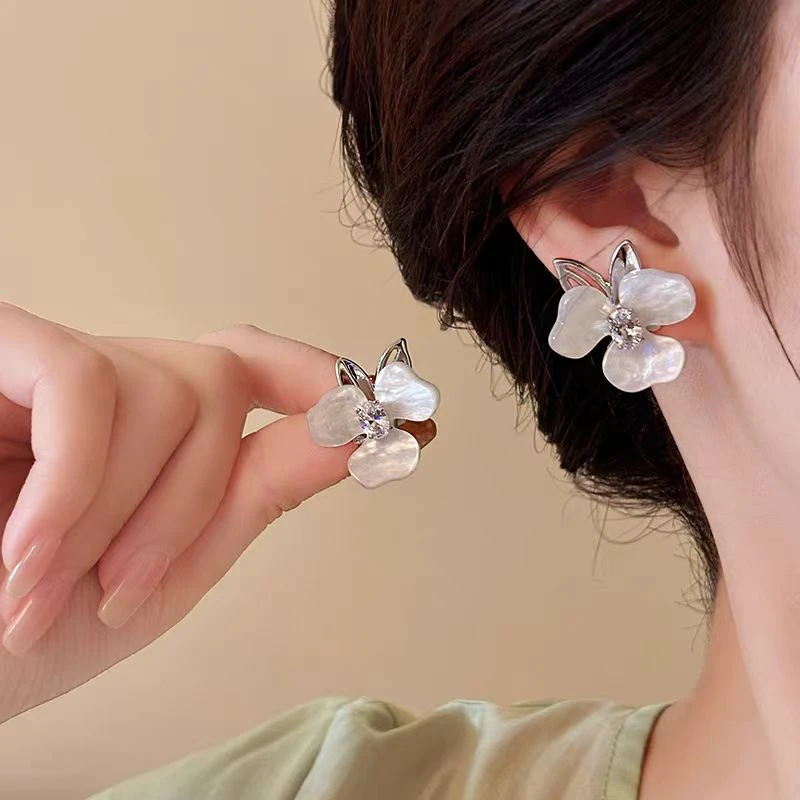 铜合金耳饰 花朵耳钉女气质时尚新款耳环耳饰轻奢高级感N1963