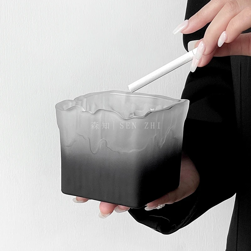 小众复古时尚烟灰缸高颜值渐变黑玻璃烟缸防飞灰家用创意轻奢摆件