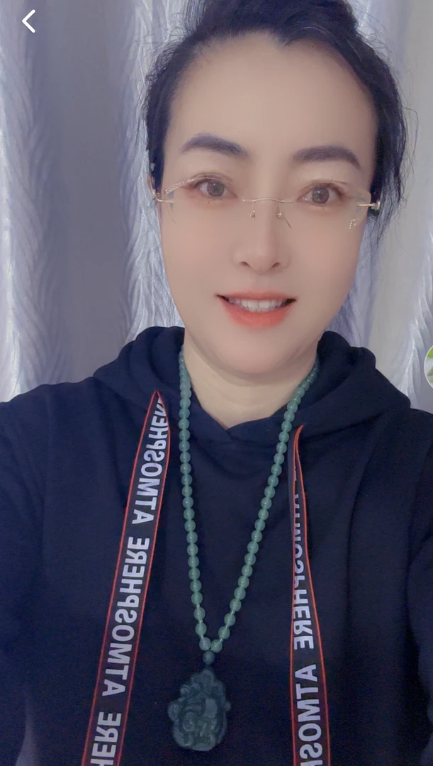 天然东陵玉梅花九尾狐手工雕刻时尚气质款吊坠