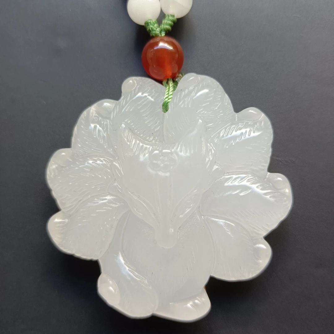 天然天山冰翠九尾狐时尚气质款吊坠