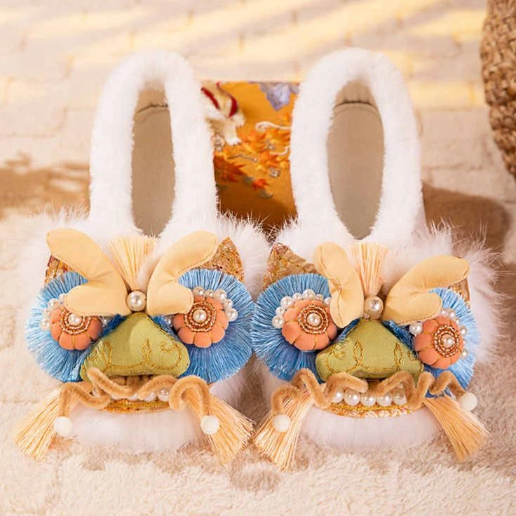 2024冬季新款民族风中式绣花龙头鞋手工平底舒适一脚蹬保暖毛毛鞋