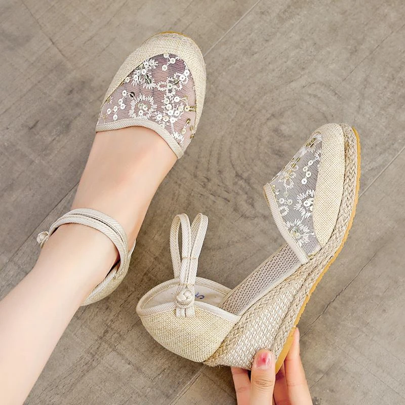 2025春夏款透气老北京布鞋一字扣坡跟女凉鞋休闲网纱镂空女单鞋子