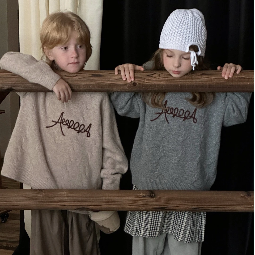 KIKIAND儿童毛衣2024秋冬时尚加厚加绒韩版纯色字母针织衫-WS2555