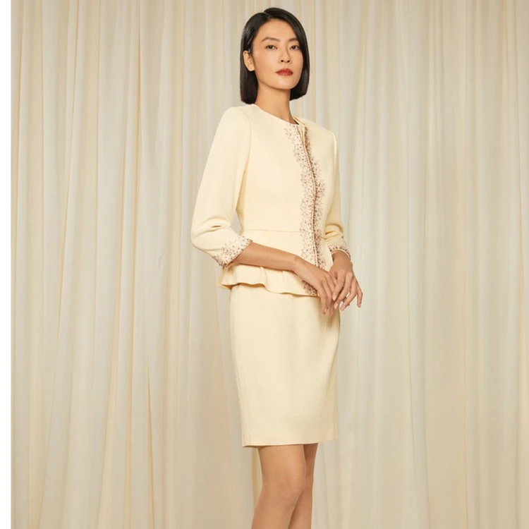 歌中歌2023春夏杏色简约钉珠立体装饰圆领短外套5C33110010