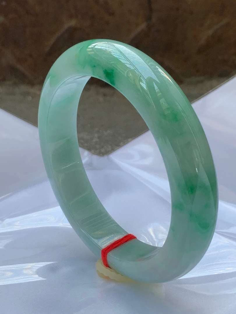 天然缅甸翡翠飘绿-正圈56.5*12.5*8.3 料老颜色辣美 完美水润