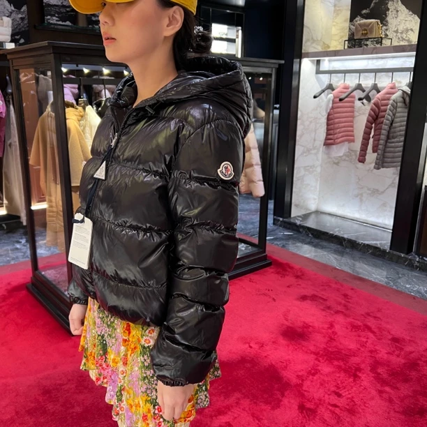 全新未使用 MONCLER 蒙口女士黑色洋气偏短款带帽羽绒服 BAYARD