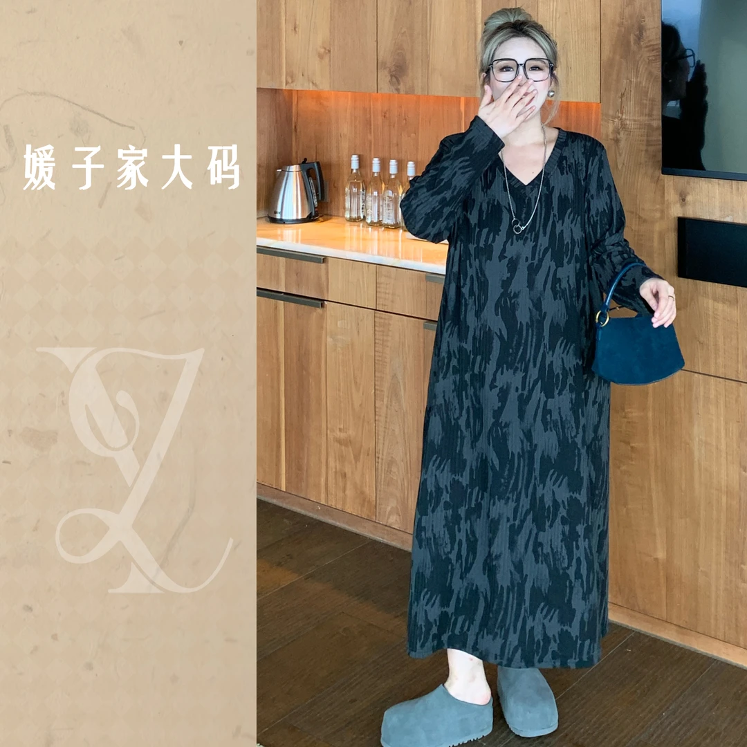 媛子大码V领坑条连衣裙涂鸦艺术感高级时尚休闲宽松长裙83577