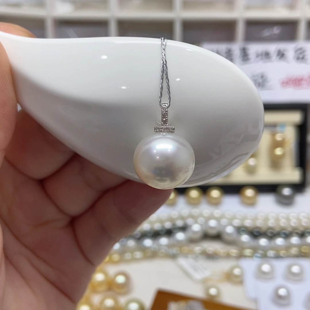 海水珍珠颈饰18K金镶嵌13.9mm澳白奶嘴近圆微微瑕靓珠