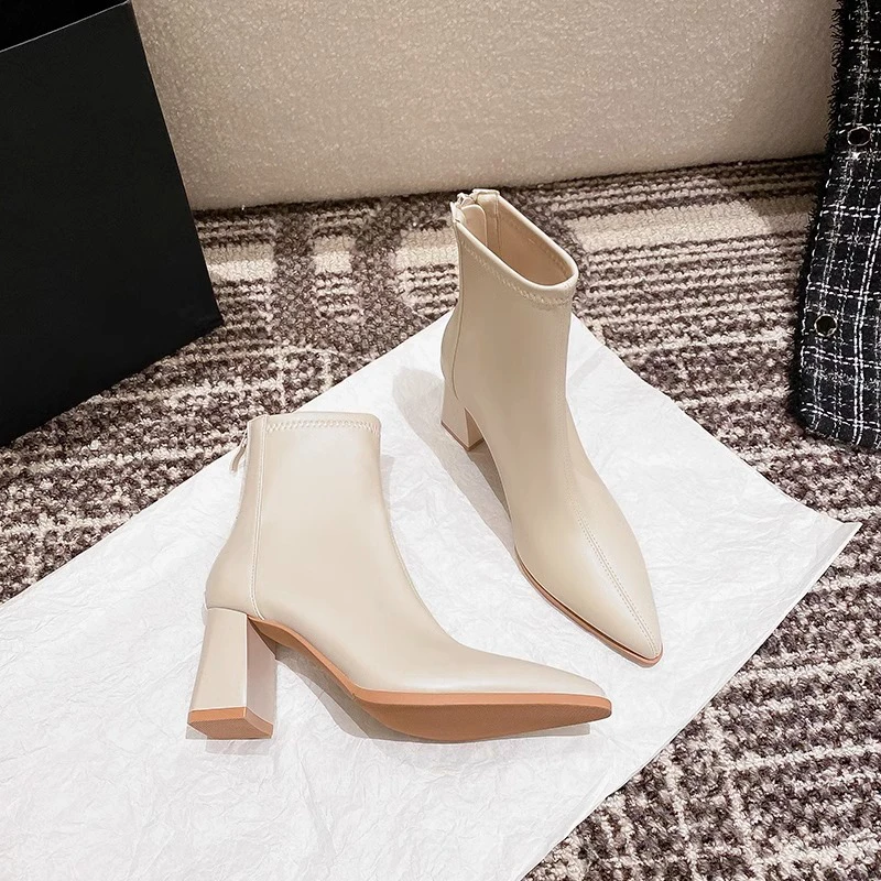 白色靴子2025新款秋冬洋气小短靴女显脚小瘦瘦靴百搭尖头高跟短靴