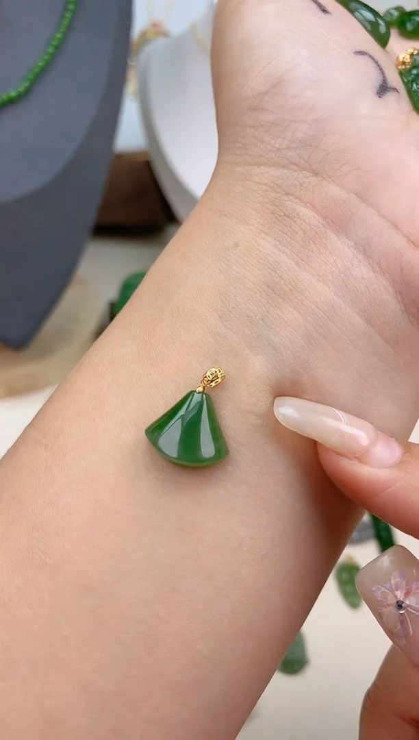 【闪购商品】和田玉吊坠(赠链)18K金镶嵌裙子