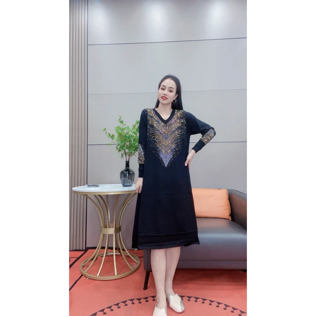 3512 洋气重工烫钻针织连衣裙气质V领减龄时尚中长裙