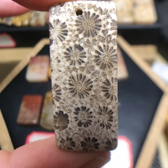 硅化玉吊坠未镶嵌村****孃