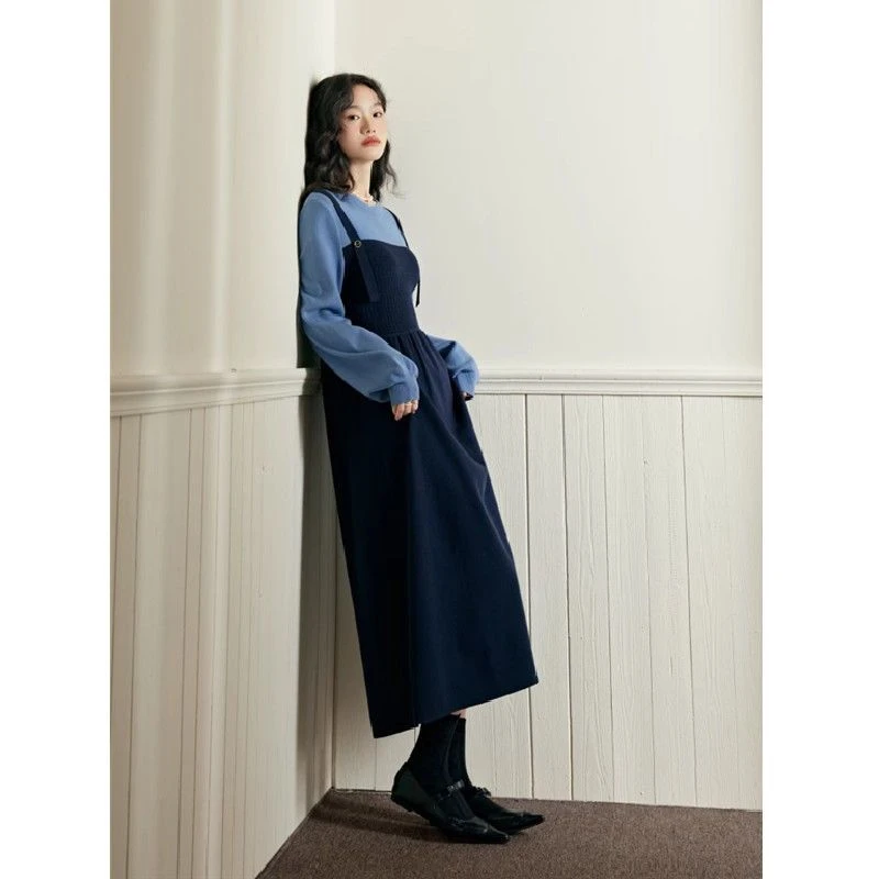 2025慵懒风蓝色背带裙假两件连衣裙女秋冬新款撞色针织毛衣裙长裙