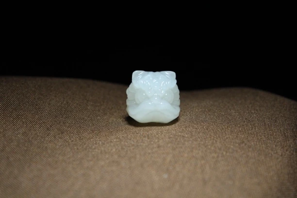 【醒狮】和田玉白玉,配珠配饰,尺寸:14×13mm左右重量:3.4g