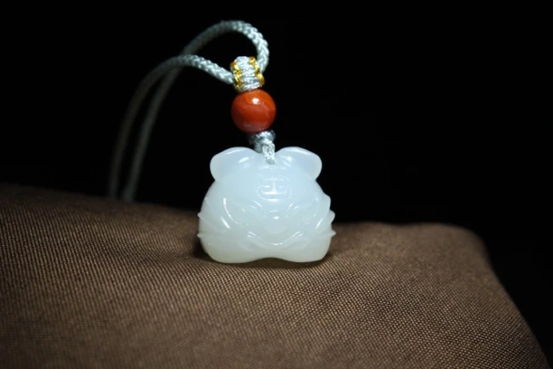 和田玉白玉籽玉生肖老虎头  尺寸18×15×18mm，重量：7.3g