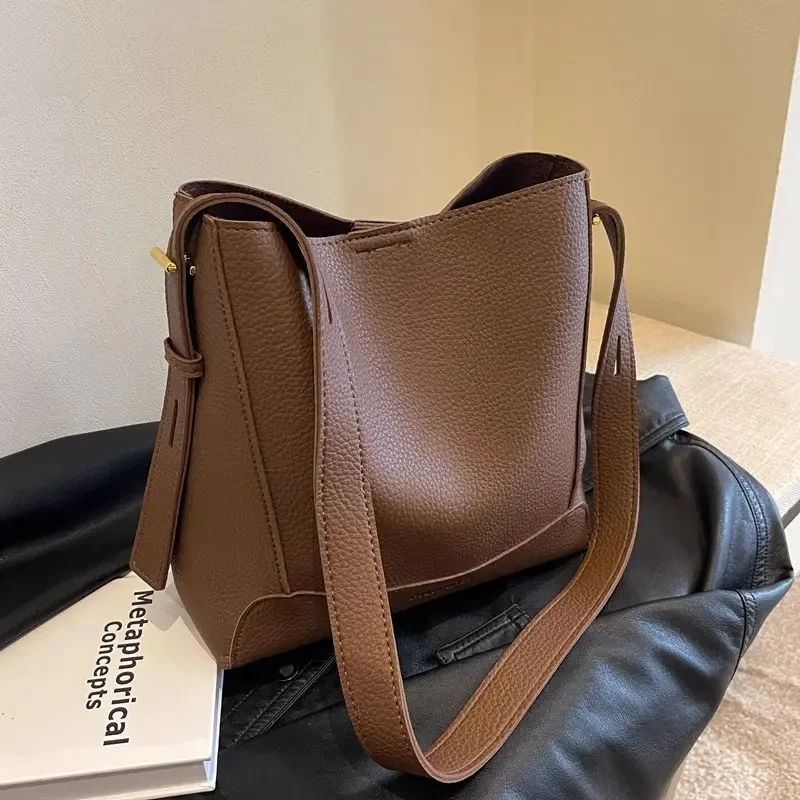 今年流行包包水桶包女2024新款秋冬时尚单肩包复古百搭休闲斜挎包