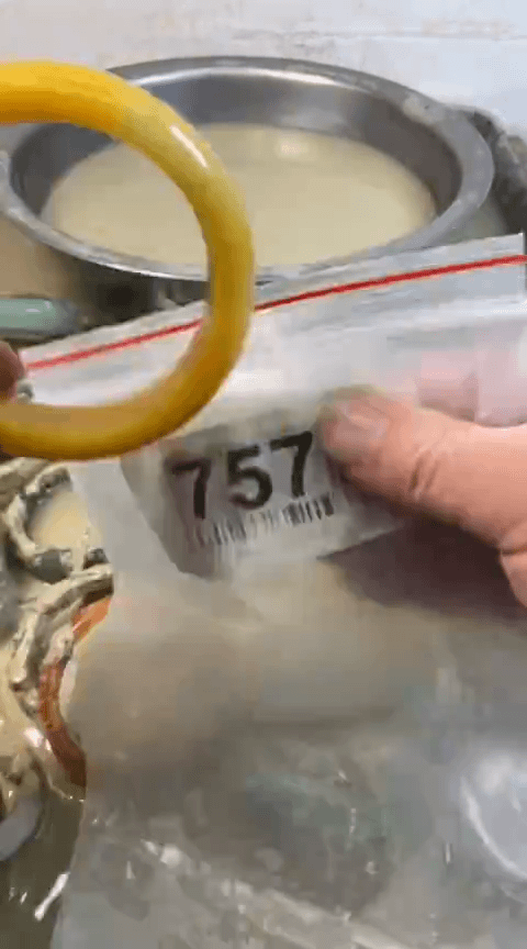 【闪购商品】石英质玉手镯未镶嵌6162有讲石纹矿点放价介意勿拍