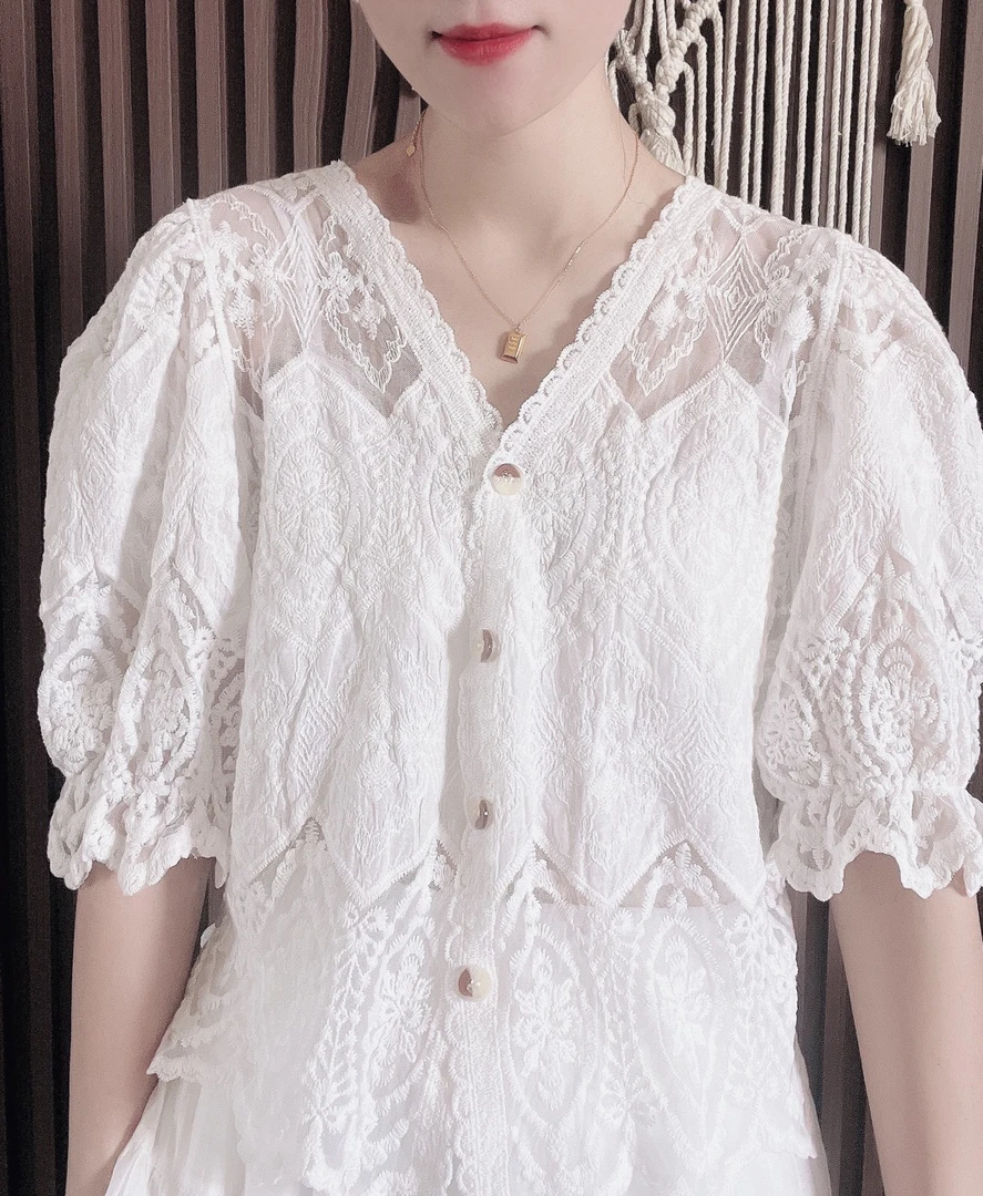 2024文艺复古温柔蕾丝拼接钩花镂空V领短袖