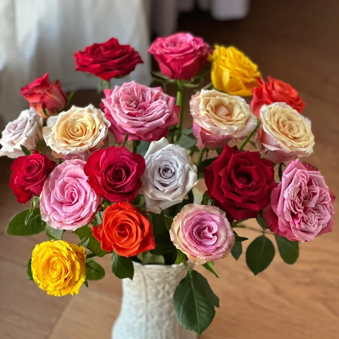 鲜花任意三件运费九点九¥，多加一件＋三¥/个类推（加购物车一起付款