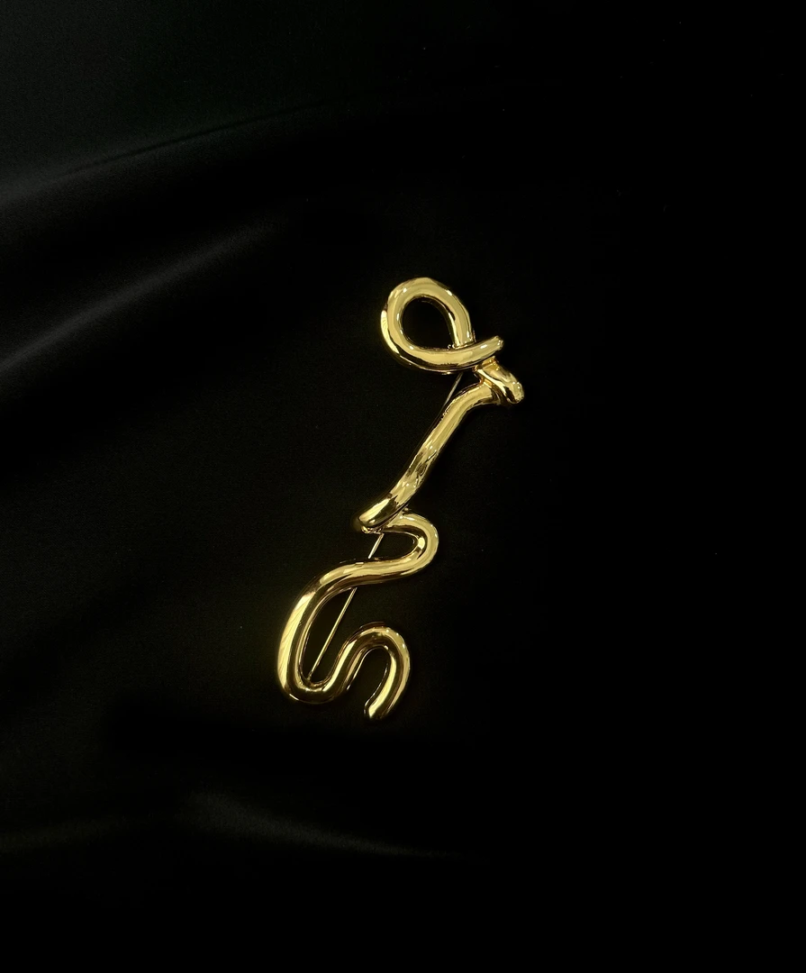 L字母金色镂空袖扣