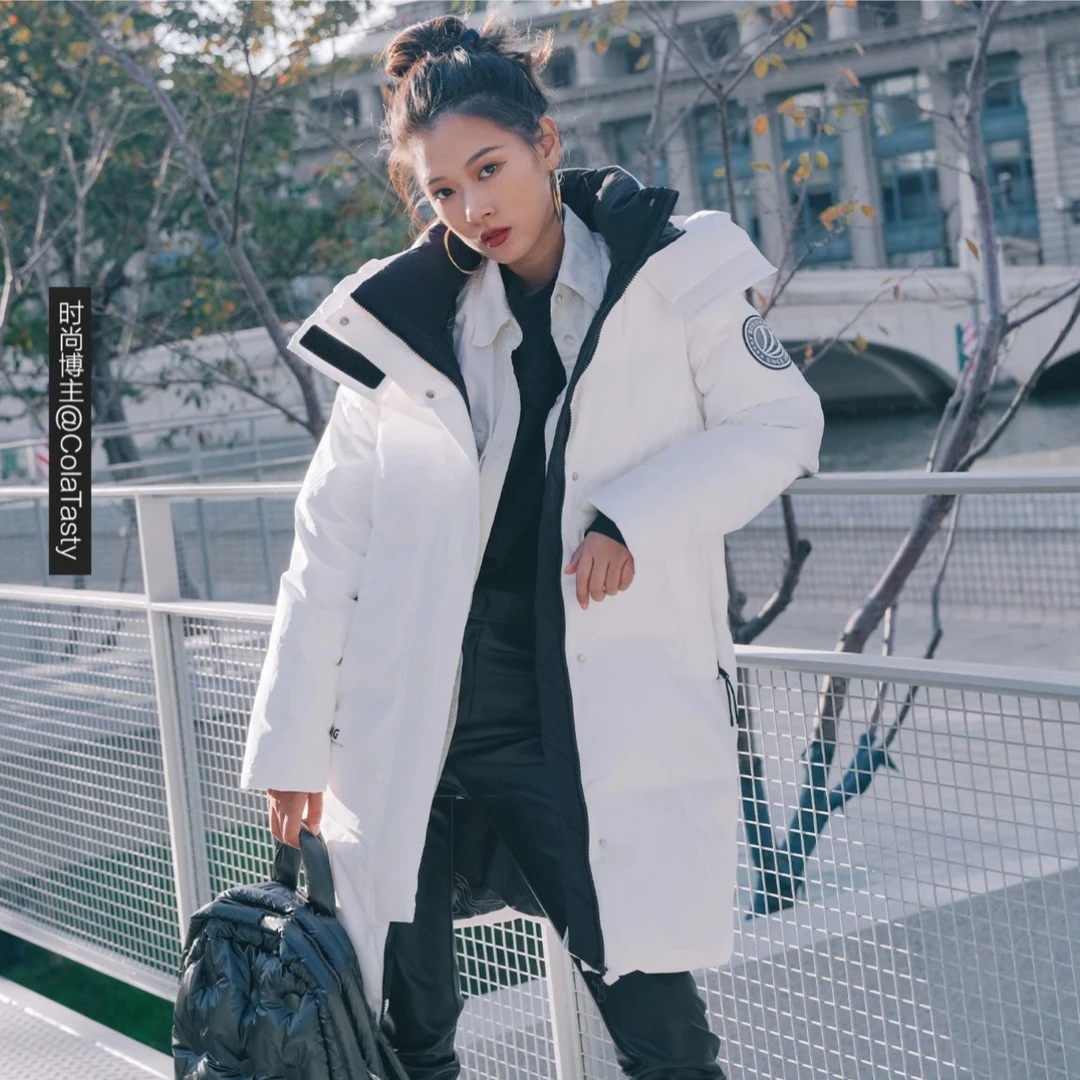 波司登新款秋冬季时尚休闲羽绒服女可脱帽潮酷简约中长款保暖外套