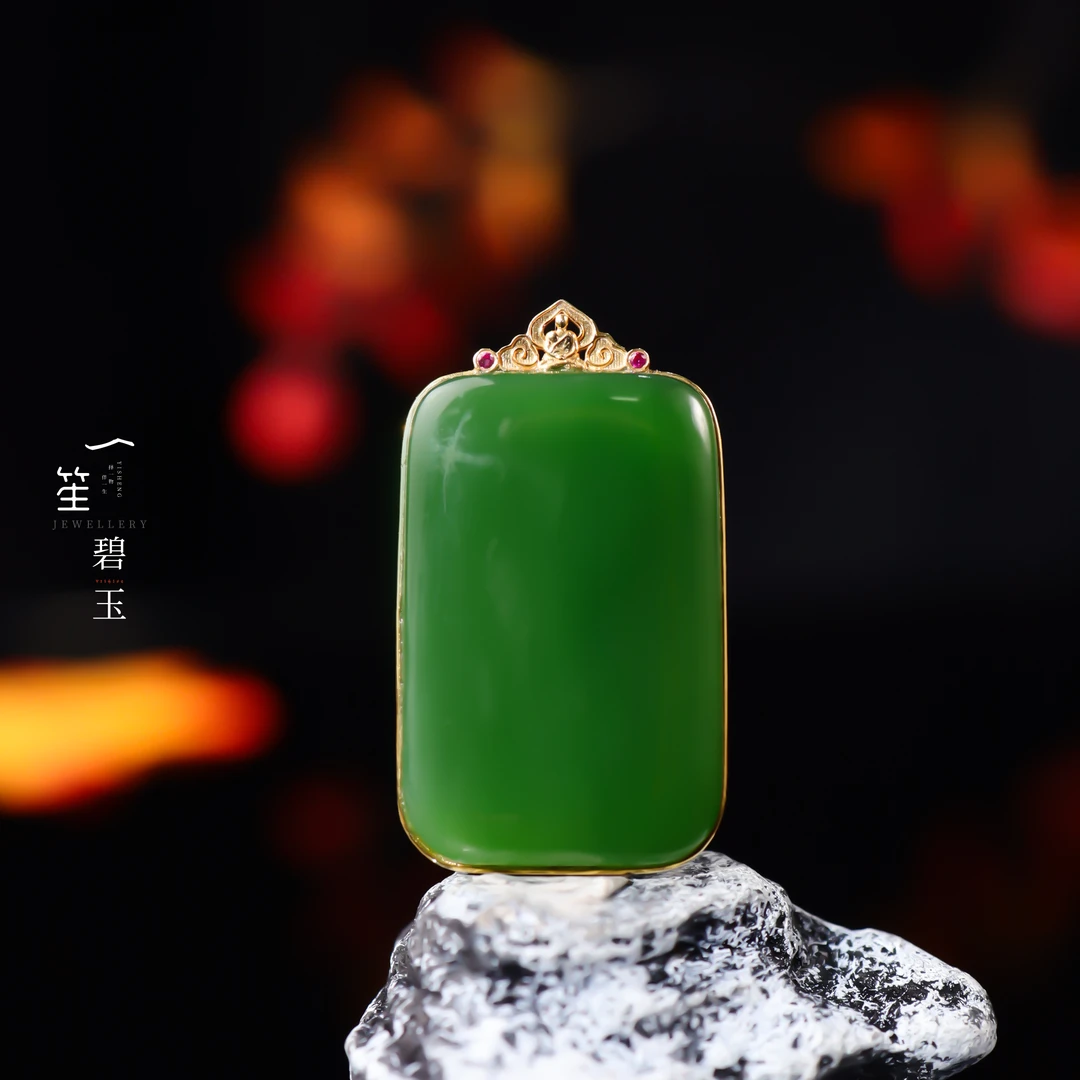 【一笙珠宝】天然碧玉无事牌吊坠18k金镶嵌和田玉无事牌
