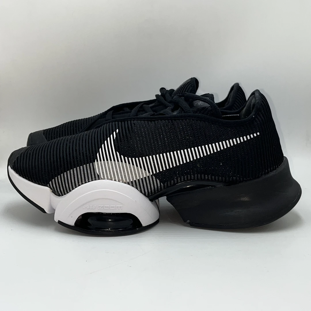 NIKE zoom跑鞋/40码/95新/公价899/无盒跑步鞋