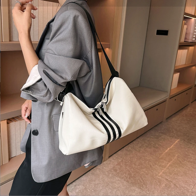 2024新款休闲防水斜挎包三道杠单肩包 2181