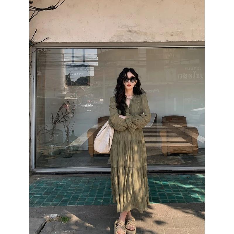 任小艺 早春新款V领长袖茶歇法式连衣裙设计感小众气质高腰长裙子