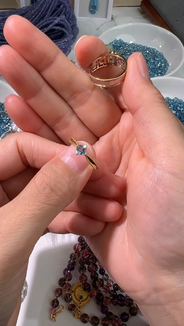 【闪购商品】海蓝宝石戒指18K金镶嵌1102M020多样性发一