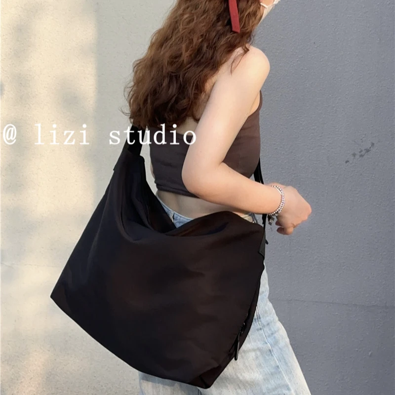 中性风休闲牛津布单肩大包女男女同款防水通勤时尚斜挎包黑色潮