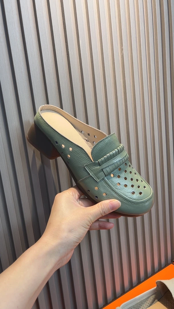 婷2025夏时尚真皮包头半拖鞋女外穿低跟牛筋软底中年防滑妈妈凉鞋