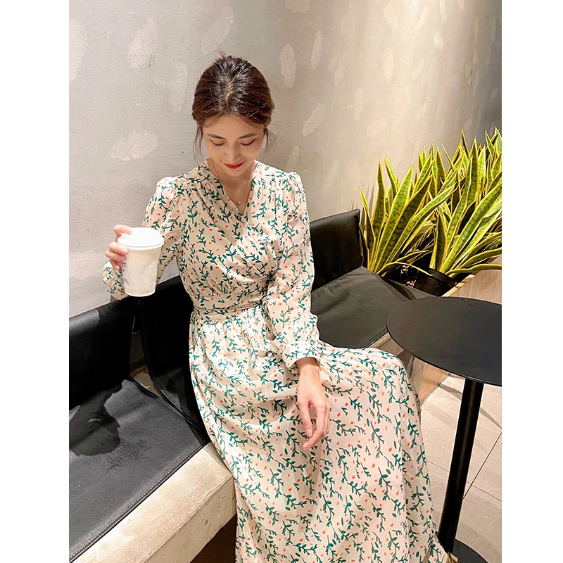 DW-绿色V领初秋气质2025年新款碎花连衣裙女长袖收腰显瘦仙女长裙