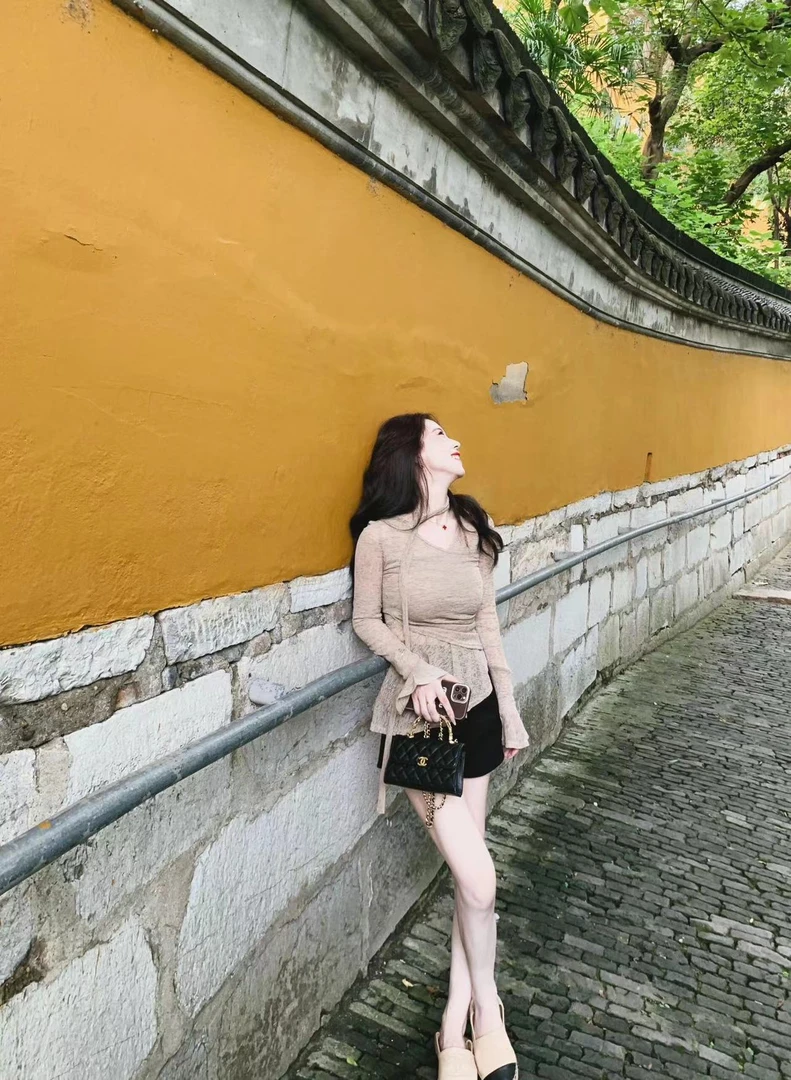 2024秋季新款高级感穿搭显瘦炸街洋气减龄百搭小众别致上衣女