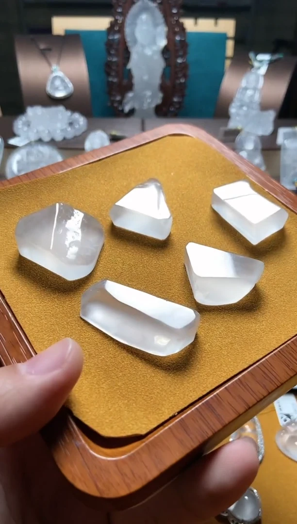 【闪购商品】石英质玉原石未镶嵌01