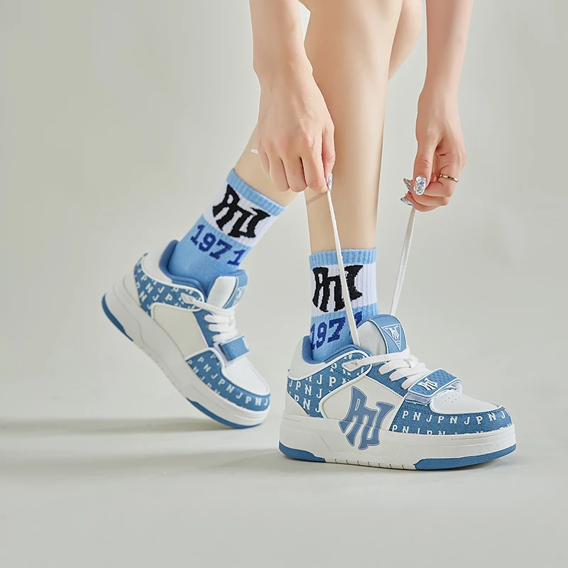 PNJ 正品潮流百搭女鞋中帮满印休闲板鞋厚底鞋子PL1F-K005