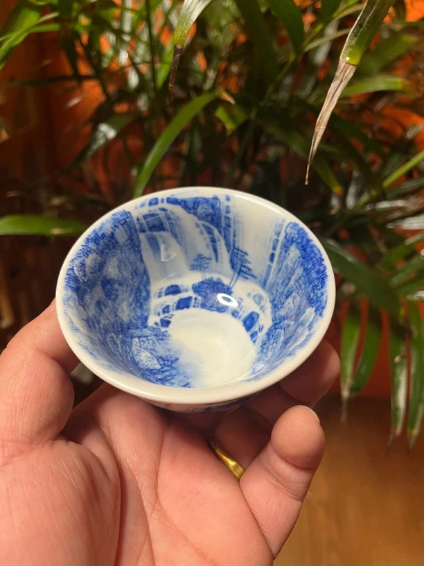 纯手工手绘釉下仿古泥青花里外满绘国画瀑布山水小压手杯