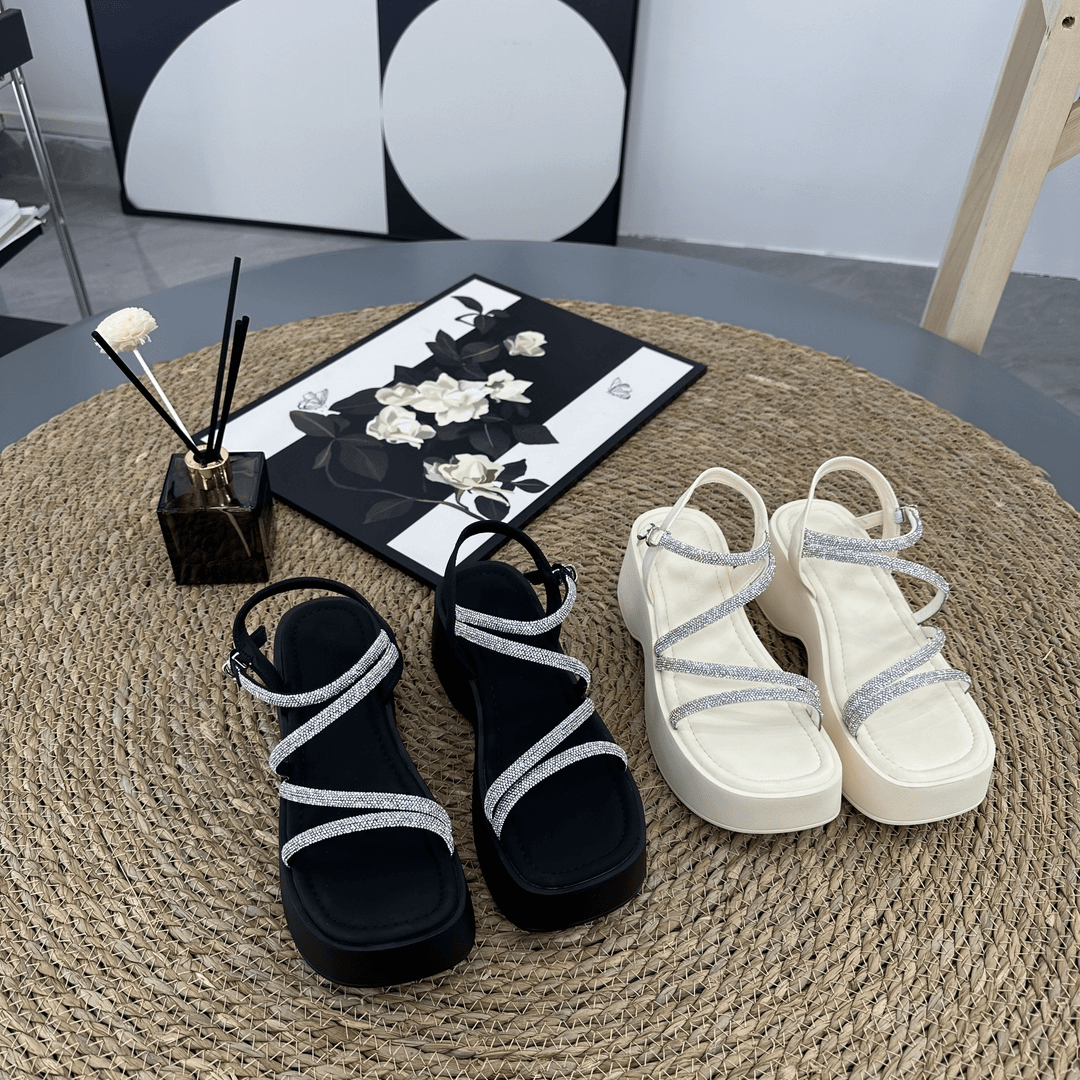 2024夏季新款百搭水钻一字扣带露趾休闲松糕凉拖鞋 7976