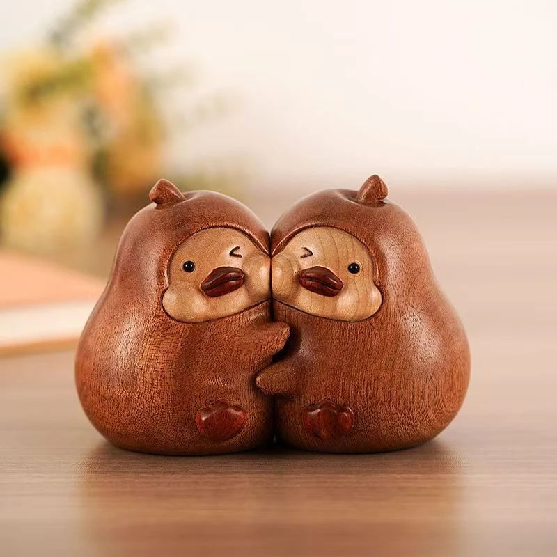 实木创意抱抱梨书立摆件家居装饰品客厅酒柜桌面七夕节送礼礼物