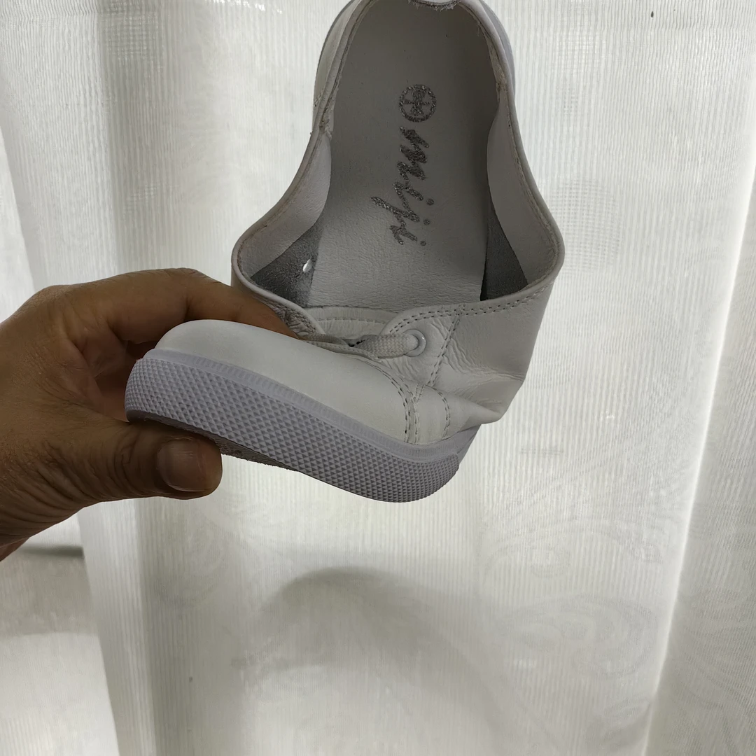 白色平底时尚舒适休闲鞋