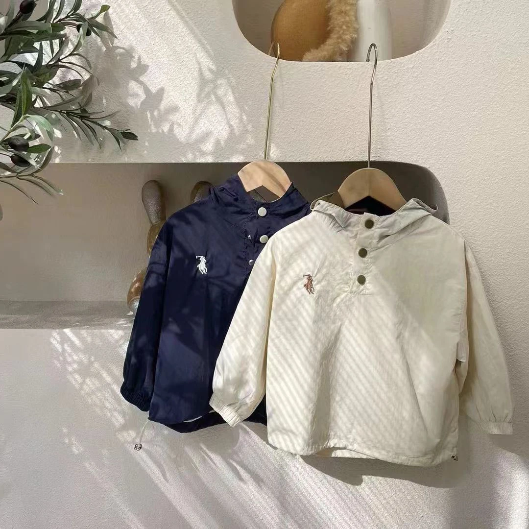 儿童连帽外套春秋款2026新款男女童纯色套头刺绣冲锋衣薄款百搭潮