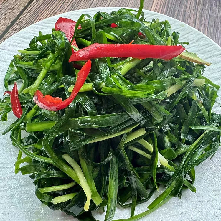 安徽农家韭菜辣椒下饭菜韭菜和辣椒腌制