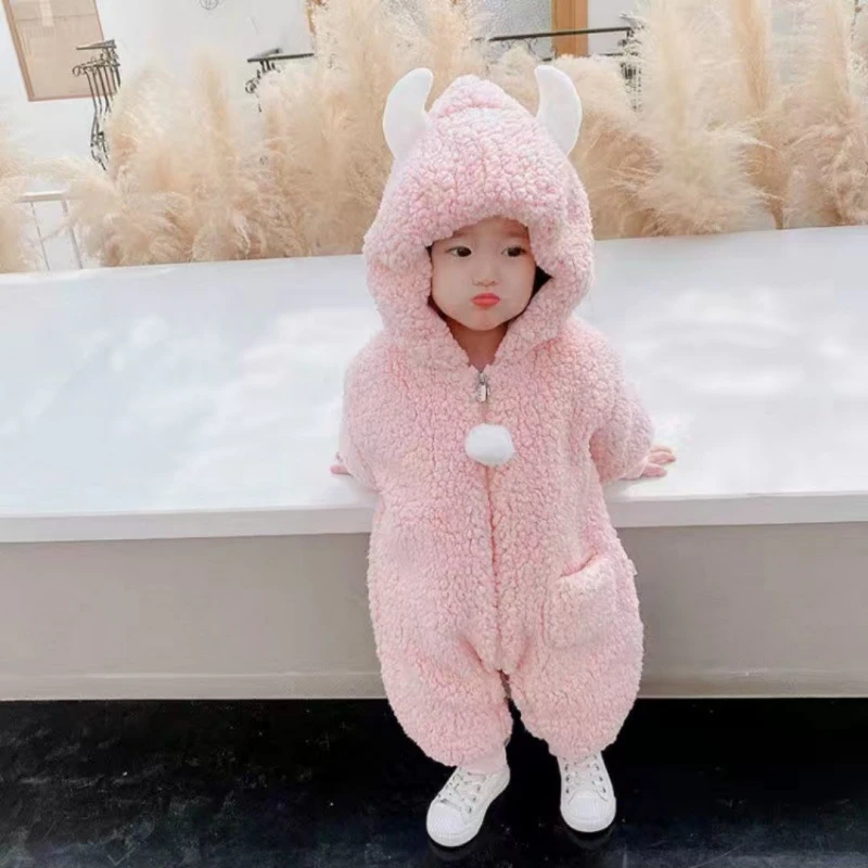 婴儿衣服2022新款网红男女冬款冬装外出服加绒加厚连体衣棉衣爬服