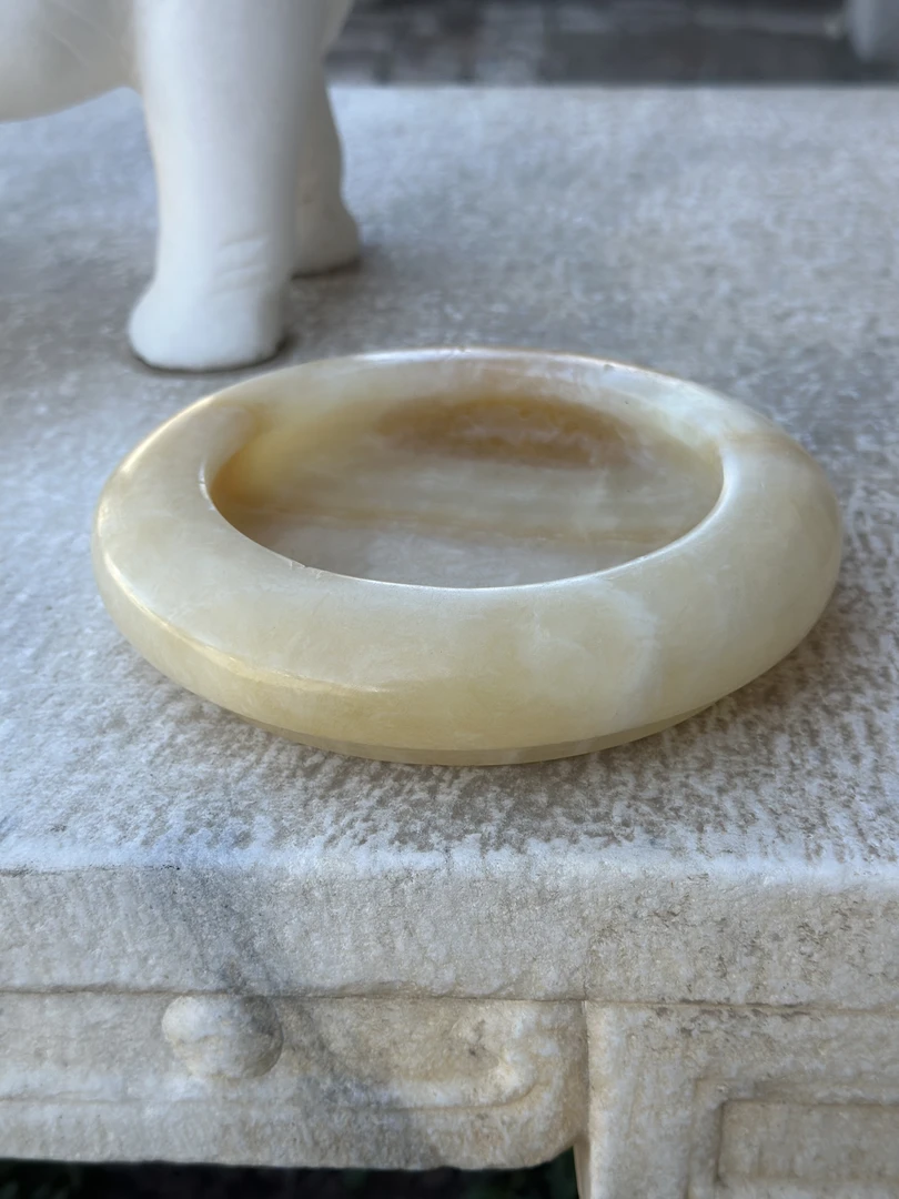 玉石烟灰缸直径16公分高4公分。