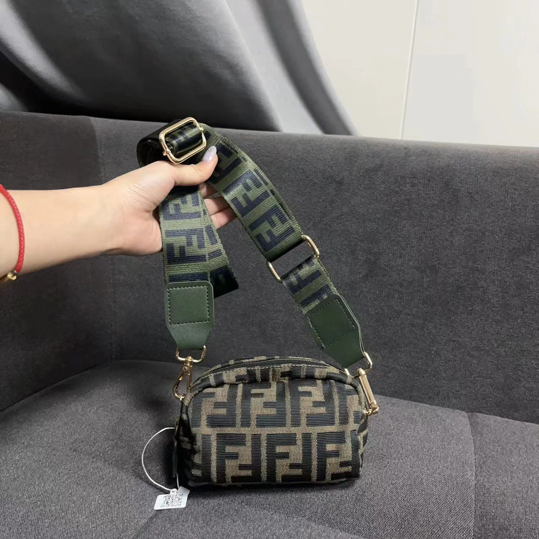 95新 FENDI/芬迪 兔兔奢/芬迪小遛狗手拿包/240524114